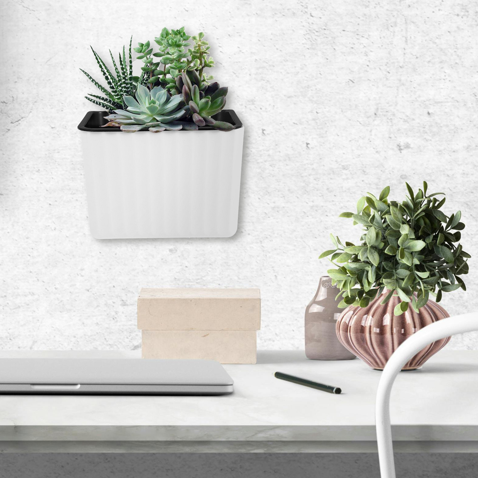 2個セット 壁掛けフラワーポット 自動給水プランター プラス - Self Watering Planter のレビューと価格